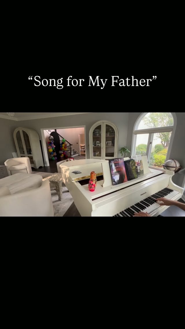 Was recently hired to play a cocktail piano set at a birthday party before moving outside to dj for the dancing. The guests were in the kitchen area so I was able to record in such a nice and easy setting πΆ