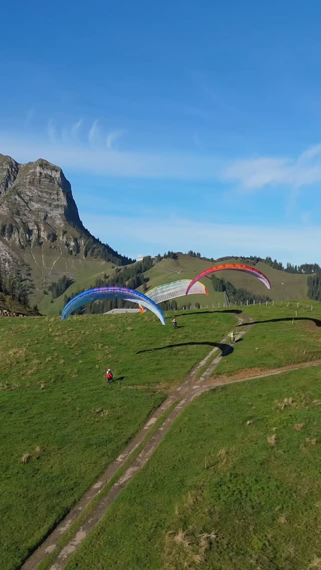 Envie d'un peu de fraîcheur ? Viens prendre l'air avec YOOFLY dans le ciel de la Gruyère 🤩🏔🪂
Ouvert tous les jours, en l'air dès que tu appelles 🤸🏼♀️
🇬🇧 Open every day, in the air as soon as you call 🤸🏼♀️
📽 @haraldedlund