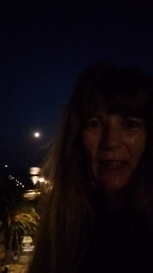 La lune est juste splendide ce soir elle est dorée et reflète dans la mer mais mon téléphone ne filme pas du tout la réalité 😅
Belle soirée
Sandrine
#lune