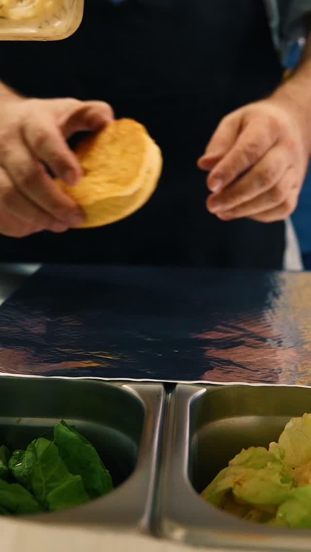 🦸♂️ Um lanche digno de um verdadeiro herói! 🍔⚡
Ingredientes frescos, blend suculento, bacon crocante e aquela montagem impecável que você respeita.
Nosso superpoder é a atenção aos detalhes: da chapa quente até a embalagem segura, garantindo que o seu pedido chegue intacto e perfeito na sua casa! 🚀
Não passe vontade. Convoque o seu agora mesmo ou venha devorar na nossa base! 👇
📍 Nossa Base: Av. Monte Castelo, 550 - Jd. Proença, Campinas/SP
📱 Peça pelo WhatsApp: (19) 98132-3221
📲 Siga: @hamburgueriadosuper
#HamburgueriaDoSuper #BurgerCampinas #DeliveryCampinas #HamburguerArtesanal #JdProenca FomeDeHeroi