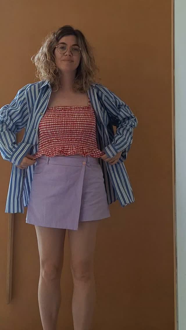What a difference a nieuw zakske makes 🐚
- ik ging eigenlijk énkel een nieuw zakje op dit tweedehands hemd stikken, maar ontdekte toen dat één mouw voor een groot stuk bedekt was met opgedroogde lijm (ugh), dus de mouwen moesten er ook aan geloven.
Kleine aanpassingen - totaal andere look.
#upcycling ♻️
Ps. Workshop hemden upcycling - 17 september - schrijf je in via www.moetie.be 🪡