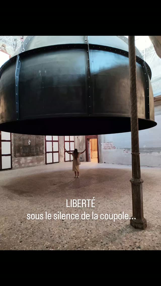 Oser se libérer des "qu'en dira-t-on"... Cet espace hors du commun m'a donné envie de danser. Alors j'ai dansé !
#palazzomanfrin #venezia #anishkapoor #freedom #dance