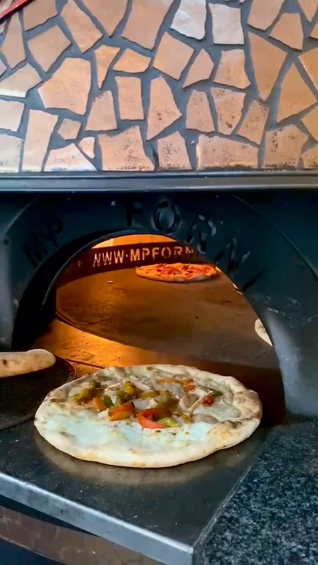 Fresh from the oven, made the Italian way. 🍕
Golden crust, quality ingredients and the unmistakable flavour of SALT.
📍 Maldon, Essex
#saltbarpizzagrillmaldon #maldon #essexfoodies #woodfiredpizzaoven #italianpizza PizzaLovers EssexRestaurants