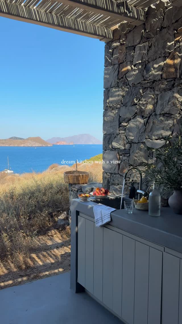 the dreamiest kitchen 💛 @skinopilodge 🧺
.
.
greece | grecia | milos | greek island | cyclades | cicladi | slow life | summer | estate | vita lenta | kitchen | sea view | hotels
#iggreece #milos #cycladesislands #greekisland #eurosummer