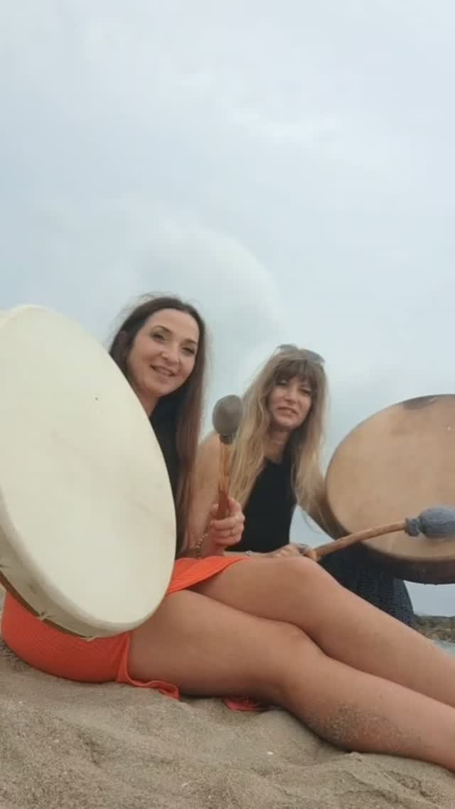 Bon mon tambour avait pris l’humidité 😅 le son pas top mais le chant de nos 2 tambours quel moment magique !
Avec toute ma gratitude 🥰
Sandrine
#tambourchamanique #gratitude #instantpresent ##sonothérapie #sensoriasagessedefemme