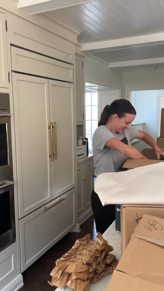 We had the absolute privilege of working in this stunning home designed by the incredibly talented @highstreetmarket — and it was everything.
Our team came in and carefully unpacked every box, placed every item with intention, and made sure this beautiful space was truly move-in ready by the time we left.
No boxes. No chaos. Just a gorgeous, organized home waiting for its family.
This is what we do — and we love every second of it.
📍Serving the Main Line & greater Philadelphia area
👇 Moving into a new home? Link in bio to book your move-in unpack.
#MainLineOrganizing #NewHome #MovingDay #UnpackingServices #InteriorDesign