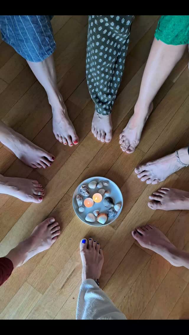 Envie d'un espace pour s'exprimer librement en mouvement et sans jugement ? Pour se laisser porter par la force du groupe, par différents rythmes d'origine africaine ?
Les ateliers de danse afro-créative sont une opportunité de sortir des sentiers battus et de créer ton propre chemin 😉👣🎶
Infos et inscriptions : www.virginieberaldo.com
079 326 58 16
#dansecreative #danse #expressioncorporelle #creativity #creativite