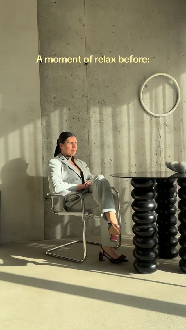 Korzystam ze słońca w pracowni bo już niedługo rozpoczną się długie miesiące półmroku. Chyba od mojego biura zaczęłam doceniać, gdy wnętrze potrafi stać się klimatyczne w trakcie tych jesiennych miesięcy i zdecydowanie będę to kontynuować w swoich kolejnych wnętrzach!
#designer #projektantwnetrz #wnętrze #projektowaniewnętrz #interiordesign
