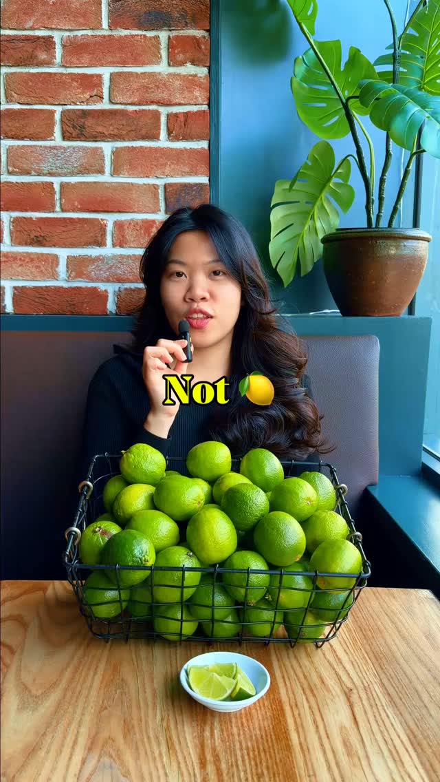 Ever wondered why lime shows up everywhere in Vietnamese cuisine? đâđ© It provides that sour kick, which is a key player in the iconic balance of flavours: salty, sweet, bitter, sour, and spicy. It also works its magic on fresh herbs by enhancing their aroma. So next time you eat with us, squeeze that wedge for maximum flavour! đâđ©