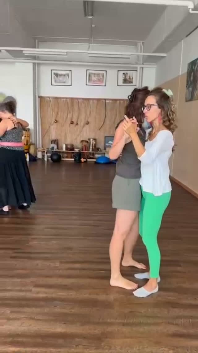 Quelle belle matinée forrozeando en votre compagnie 💚🇧🇷💯✨️🎊
Prochaine initiation le 20 septembre !
www.virginieberaldo.com 💃🏾💃🏼🕺🏻
#forró #forroswitzerland #bresil #dansepopulaire #bienetre