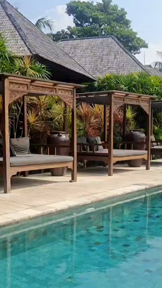 The calendar says Autumn, but mentally we are traveling!🌴
In the ‘undiscovered territory’ of Sidemen Valley, you can find @samanvayabali, Luxury Resort.
How I love to combine adventure with some indulgence. An absolute dream!
Making your next trip to Bali? See the link in BIO for our experience + guide around
four distinct parts of the island!
#perzikswimwear #traveljournal #bali #vacation