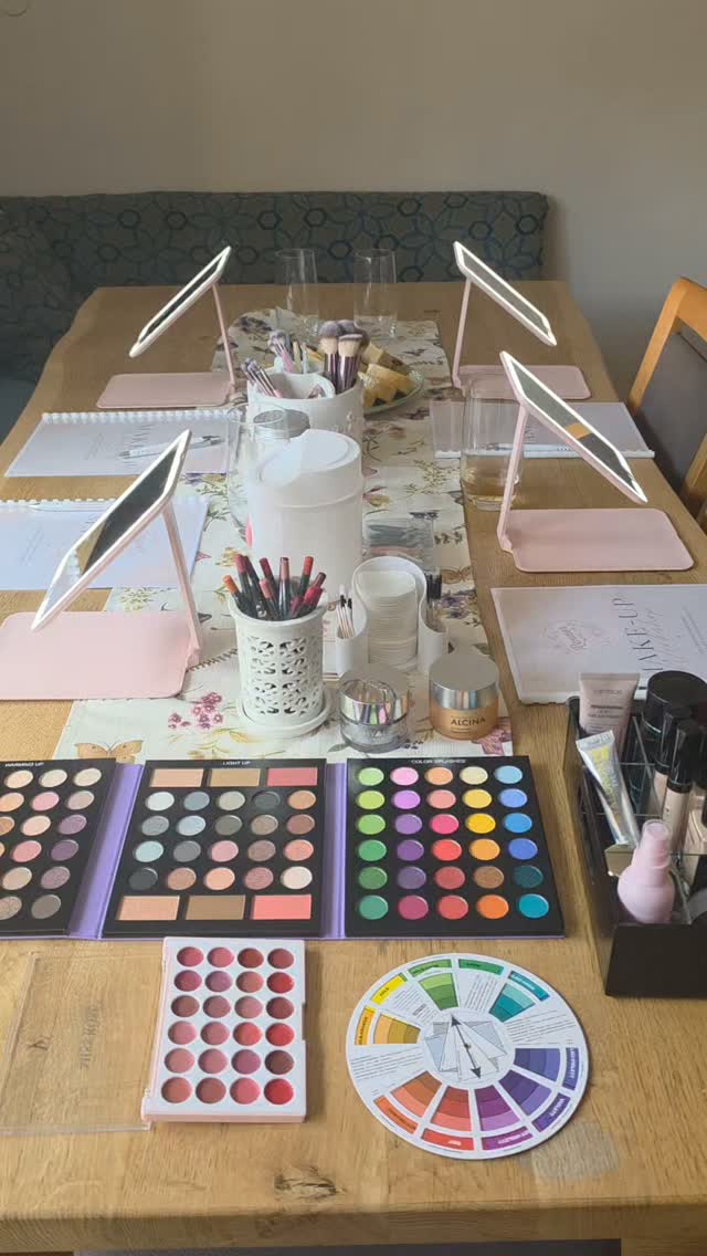 ✨ MAKE-UP WORKSHOP ✨💄
@renner.makeup
Was für ein schöner Nachmittag! 🥰
Es wurde geschminkt, ausprobiert, gelacht und ganz viele Tipps ausgetauscht. 🤍
Danke, dass ihr dabei wart – es hat
unglaublich viel Spaß mit euch gemacht! 🥰
Du möchtest auch lernen, wie du dich selbst typgerecht schminkst und welche Produkte & Techniken am besten zu dir passen? ✨
Dann melde dich gerne bei mir für einen
Make-up Workshop. 🤍
Ich freue mich auf dich! 💄✨
#makeupworkshops
#rennermakeup
#makeup #workshop