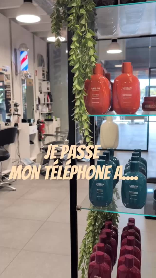 Je passe mon téléphone à la personne qui… 👀📱
Découvrez notre équipe de Schifflange à travers ce petit trend 😂✂️
#luxembourg #coiffure #balayage