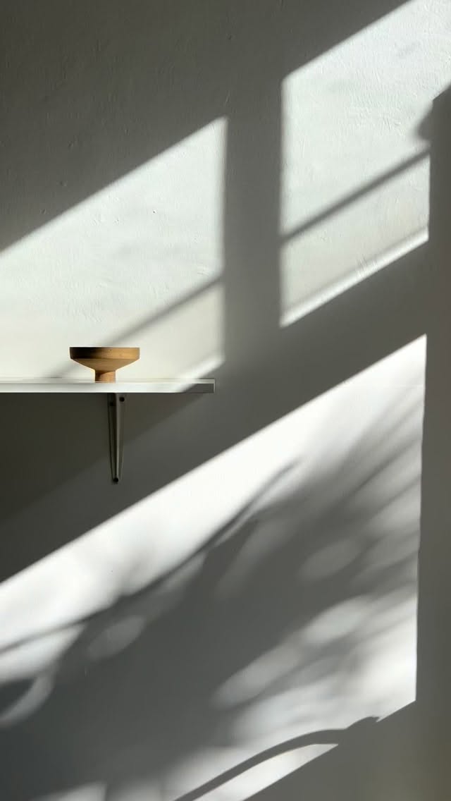 C L • A Y
Hamburg-Ottensen
ZEN·trier Dich – Töpferworkshops
Willkommen im Keramikstudio für innere Zentrierung.
Deine Hände im feuchten Ton, die Drehscheibe in sanfter Bewegung.
Töpfern. Atmen. Ankommen.
Hier verbindet sich Keramik mit Achtsamkeit der Ton findet seine Mitte, und du gleich mit.
Ein Raum für Ruhe, Balance & kreative Entfaltung.
Workshops/ Drehscheiben Vermietung/ CL·UB
cl-ay.de
•
C L • A Y
Hamburg-Ottensen
ZEN·ter Yourself – Pottery Workshops
Welcome to a ceramics studio for inner grounding.
Your hands in soft clay, the wheel moving gently.
Shape. Breathe. Arrive.
Here, ceramics meet mindfulness —
the clay finds its center, and so do you.
A space for calm, balance & creative expression.
Workshops · Wheel Rental/ CL·UB · Shop
cl-ay.de
#töpfern
#achtsamkeit
#drehscheibenkurs
#breathwork
#innereMitte