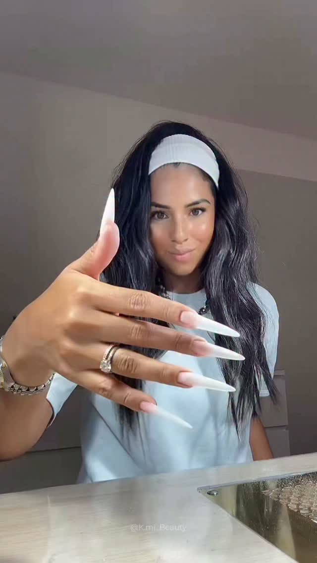Vous vous rappelez des récents stilettos de Camille avec nail art? Découvrez-les en images aux côtés de notre ambassadrice de talent!✨
Pour reproduire cette pose, vous aurez notamment besoin du builder Cherry Blossom (désormais disponible en pot de 50g), du paint Snow White, du Tip Bond Gel, des perles « Yes, I Do » et des finitions Velvet et Diamond Top Coat. ✨
#stilettonails #stilettonailsswag #stilettonailshape #frenchnail #whitenail