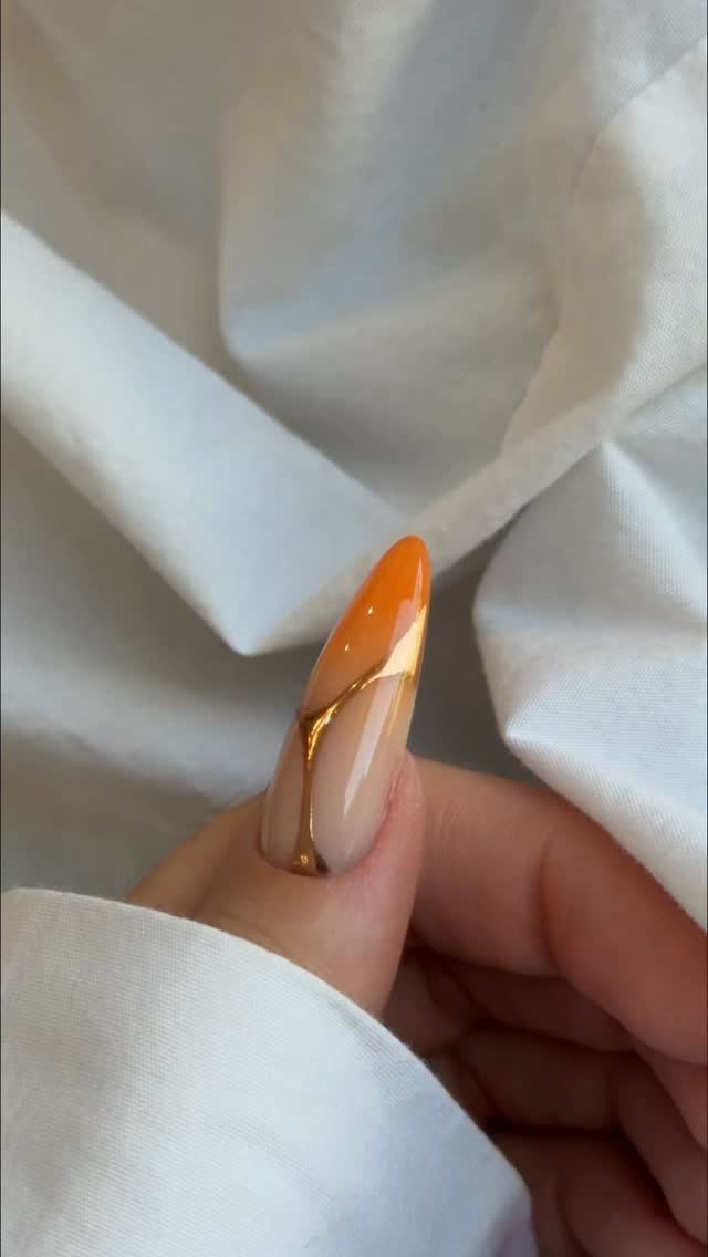 🔔 Saviez-vous que nos éponges sont de retour avec un format triangulaire réduit? Cette seconde variante de notre boîte de Gradient Sponges contient désormais un total de 20 éponges, toujours vendues au prix doux de 9.95€.
C’est l’occasion pour nous de partager ce délicat tutoriel signé Morgane (ici avec le format classique des Gradient Sponges). Si ce dernier vous inspire, il vous suffit de réunir : le builder gel Sandy, le vernis Amber, le paint Black Storm, la finition Diamond Top Coat et le pigment Mirror Effect 8. 😍
#pigmentnails #gradientnails #almondnailshape #nailartlovers #almondnailsdesigns