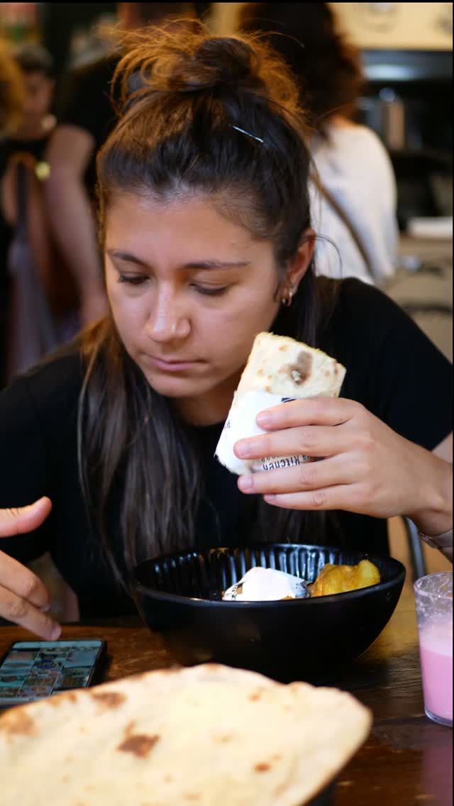 Voyager, ça commence parfois par un croc.
Le seul billet d'avion qui tient dans un naanwich c'est chez Bhaiya Kitchen.
Bhaiyappétit !
Bhaiya Kitchen : Restaurant Indien version Street Food
📍 Clermont · @hallesdubrezet
📍 Clermont · @le.pic.life
📍 Toulouse · 29 Rue du Taur