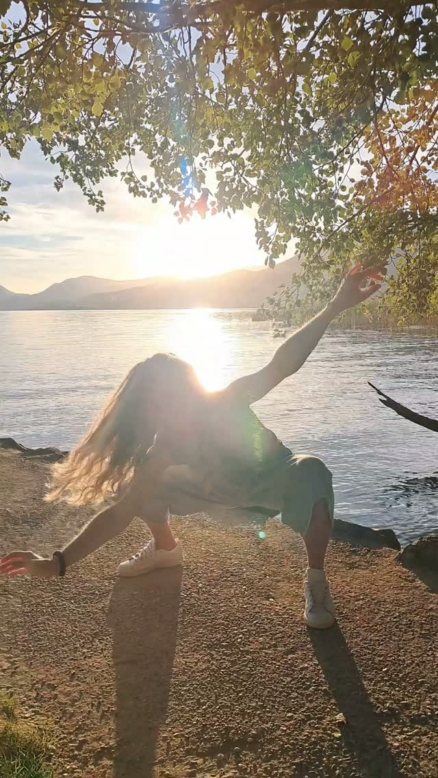 Les ateliers mensuels de danse afro-créative débutent ce vendredi ✨️
Envie de danser librement ? De se reconnecter à soi ? De s'ancrer au sol et au moment présent ? De s'exprimer différemment ?
Cet espace est bienveillant, accueillant et chaleureux.
inscriptions : www.virginieberaldo.com 💛
#dansecreative #danse #dansethérapie #expressioncorporelle #creativity