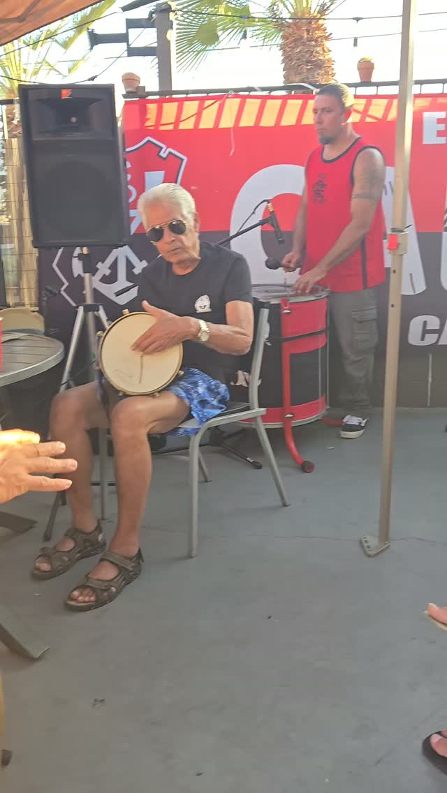 Depois do jogo nada melhor que uma rodinha raiz de samba! Parabéns Rapaziada vocês fazem a diferença! #OrgulhoRubroNegro #FlamengoNaCalifornia #VemTorcerComACaliFla #CaliFla #SegueOLider