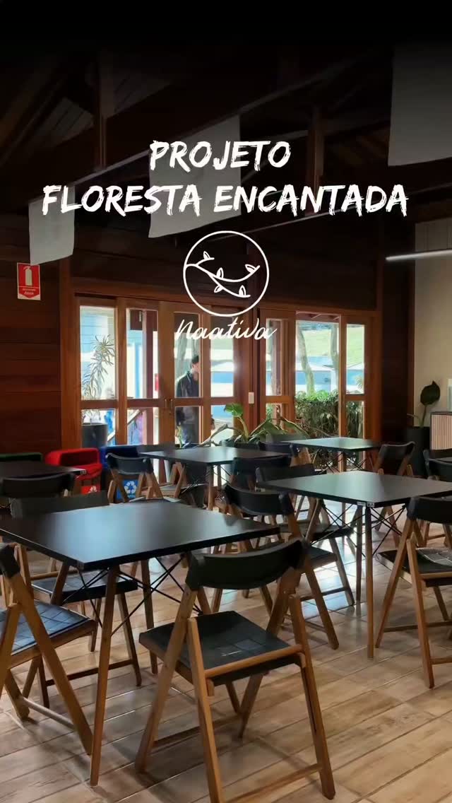 Novo episódio do podcast no ar: SE A VIDA TE DER UM LIMÃO...
No sexto módulo deste ano, descobrimos como seres tão diferentes conseguem compartilhar um mesmo lugar, e mais do que isso: como podem se relacionar de maneira positiva.
Na natureza, chamamos essas interações de relações ecológicas harmônicas. Algumas são indispensáveis à sobrevivência. Outras, acontecem por escolha ou oportunidade. Mas todas revelam algo importante: viver também é se relacionar.
E se estamos falando de cooperação, precisamos experimentá-la. Então, se a vida te der um limão, CORRIDA DA COOPERAÇÃO!!!
Na Corrida da Cooperação, não vence o mais rápido. O desafio só funciona quando cada um percebe que o resultado depende de todos. É O PODER DA COLABORAÇÃO!!!
Também tivemos nosso delicioso café da manhã e, desta vez, recebemos a Suellen, pesquisadora da Symrise, que trouxe o universo dos aromas e fragrâncias para as crianças criarem, juntas, o seu próprio hidratante.
Ciência, afeto, brincadeira e experiência para compreender a natureza e também o nosso lugar dentro dela. Porque reconectar sociedade e natureza começa pela educação.
No próximo encontro, a floresta vai nos mostrar o outro lado dessas relações: a desarmonia também está presente na natureza... link do podcast está na bio!