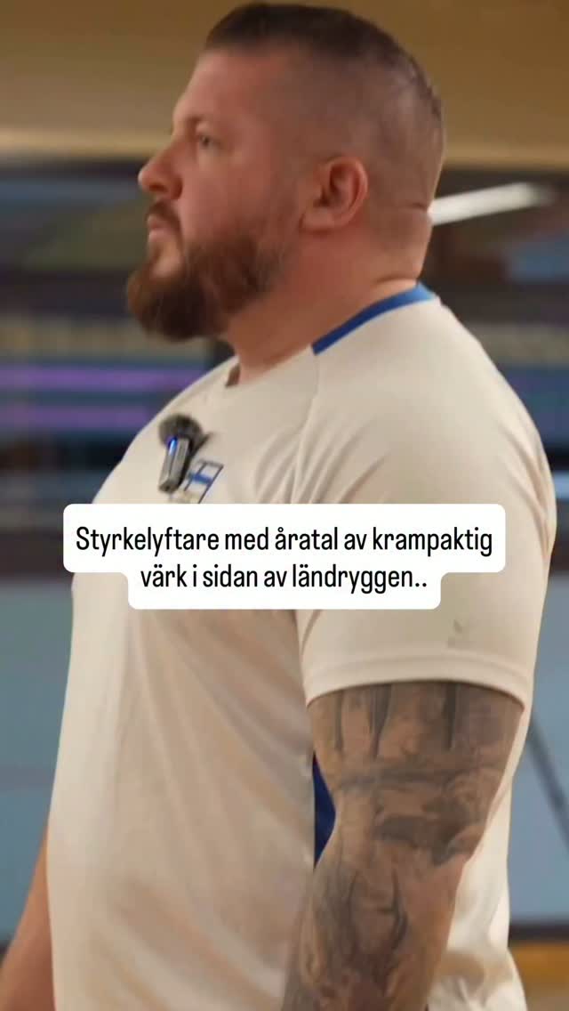 Mathias har knäböjt 260 kg (!) utan utrustning, så han är inte svag..
Ändå led han av en krampaktig värk i sidan av ryggen som har kommit och gått i många år.
I Mathias fall var problemet en svaghet och obalans i de djupa höftmusklerna som gjorde att ryggmusklerna tvingades överarbeta..
Han var även ganska stel i bröstryggen så den jobbade vi också en del på.
Efter ett par månader med övningar blev Mathias mycket bättre i ryggen och kramperna försvann i princip helt!
Det här är något jag ofta ser. Vältränade personer som är starka och annars hälsosamma, men ändå har problem med kroppen.
Men det räcker inte att vara stark om man är svag i de inre musklerna som ska ”hålla ihop” kroppen..
Det här är bara en liten liten del av det vi gjorde, men det visade att vi var på rätt väg.
#ryggvärk #hälsa #träning #smärtfri