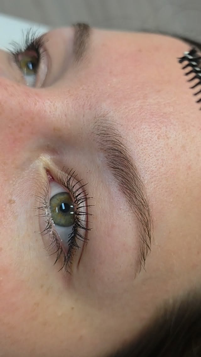 ✨ HEALED COMBIBROWS ✨
Zacht, natuurlijk en toch nét wat voller. 🤎
Bij deze klant heb ik gekozen voor Combibrows: een combinatie van fijne nanostrokes en zachte powderbrows. Haar wens was heel duidelijk: mooie, vollere wenkbrauwen, maar zó natuurlijk dat je eigenlijk niet ziet dat het PMU is.
En dit is het genezen resultaat na slechts de eerste behandeling. ✨
De nanostrokes bootsen echte haartjes na, terwijl de subtiele powdertechniek zorgt voor extra vorm en volheid zonder een harde of getekende uitstraling.
Natural brows, just better. 🤍
📍 The Beauty Spell | Groningen
✨ PMU Combibrows – Nanostrokes & Powderbrows
#combibrows #nanobrows #groningen #powderbrows #pmubrows