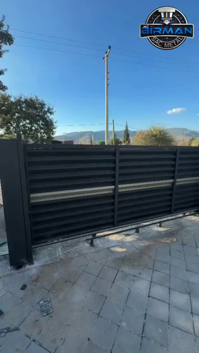 Proje 4 Bahçenize sadece sınır değil, karakter katın. Galvaniz çelikten üretilen panel duvar, garaj kapısı ve yaya kapısı sistemlerimiz; sağlamlığı modern ve şık tasarımla bir araya getiriyor. • Yaklaşık 15 kg/m² güçlü yapı • Galvaniz malzeme • 1. sınıf elektrostatik toz boya • Uzun yıllar sorunsuz kullanım...