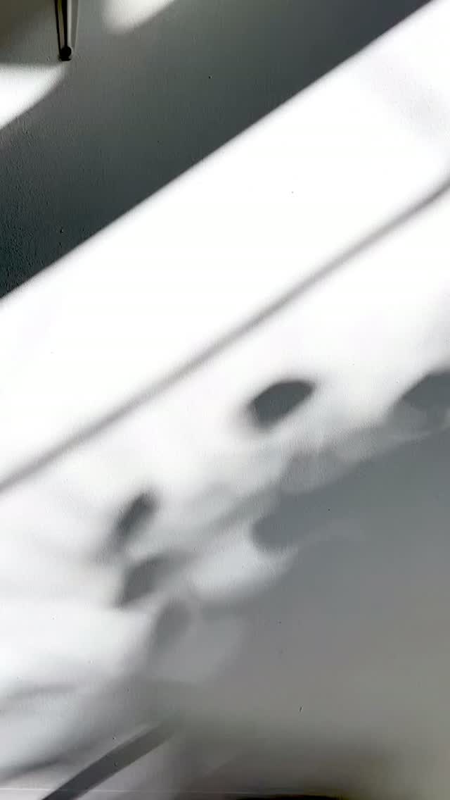 Manchmal tut es gut, einfach etwas zu tun.
Nicht alles zu zerdenken.
Nicht schon wissen zu müssen, was daraus wird.
Ein Stück Ton.
Die Hände.
Die Drehscheibe, die sich dreht.
Und plötzlich wird es still im Kopf.
Du fühlst, statt nachzudenken.
Du machst, statt zu planen.
Du probierst, statt alles richtig machen zu wollen.
Der Ton braucht keine perfekten Gedanken.
Er braucht deine Hände.
Vielleicht ist genau das manchmal genug:
etwas tun, fühlen, im Moment sein.
Und sehen, was daraus entsteht. 🤎
Workshops und Infos: cl-ay.de
·
Sometimes it feels good to simply do something.
Not overthink everything.
Not feel like you already need to know what it will become.
A piece of clay.
Your hands.
The wheel spinning.
And suddenly, everything in your head becomes quiet.
You feel instead of thinking.
You make instead of planning.
You try instead of trying to get everything right.
Clay doesn’t need perfect thoughts.
It needs your hands.
Maybe sometimes, that’s enough:
to do something, to feel, to be in the moment.
And see what comes from it. 🤎
Workshops und Infos: cl-ay.de
#keramik
#töpfern
#drehscheibe
#ton
#handgemacht