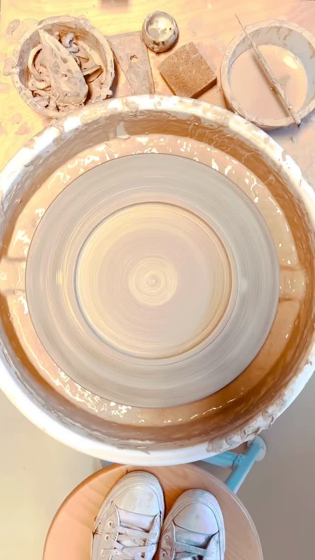 C L • A Y | Hamburg-Ottensen
ZEN·trier Dich – Töpferworkshops
Willkommen im Keramikstudio für innere Zentrierung. Deine Hände im feuchten Ton, die Drehscheibe in sanfter Bewegung. Töpfern. Atmen. Ankommen.
Im CL•AY verbinden sich Keramik mit Achtsamkeit. Der Ton findet seine Mitte – und du gleich mit.
Keramikstudio · Breathwork · ZEN•trierung Hamburg-Ottensen
Ein Raum für Ruhe, Balance & kreative Entfaltung.
Workshops · Drehscheiben-Vermietung · Shop: cl-ay.de
•
C L • A Y | Hamburg-Ottensen
ZEN·ter Yourself – Pottery Workshops
Welcome to the ceramic studio for inner centering. Your hands in soft clay, the wheel gently turning. Create. Breathe. Arrive.
At CL•AY, pottery meets mindfulness. The clay finds its center — and so do you.
Ceramic Studio · Breathwork · ZEN•tering 📍 Hamburg-Ottensen
A space for calm, balance & creative expression.
Workshops · Wheel Rental · Shop 👉 cl-ay.de
#töpfern
#achtsamkeit
#drehscheibenkurs
#breathwork
#inneremitte