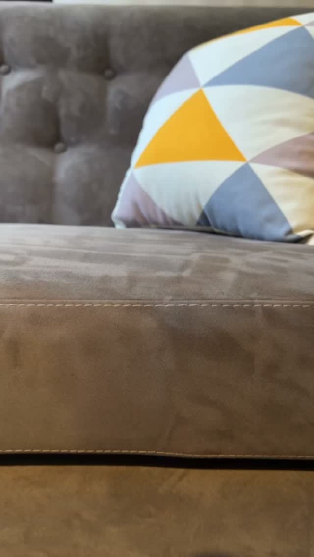 🛋️Փայտե ոտքեր, պարզ կառուցվածք և ժամանակակից դիզայն՝ բազմոց, որը հեշտությամբ լրացնում է ինտերիերը՝ առանց տարածքը ծանրաբեռնելու։
Հարմարավետ, ոճային և ֆունկցիոնալ՝ հենց այն, ինչ պետք է ժամանակակից բնակարանին։
📩 Մանրամասների և պատվերի համար գրե՛ք մեզ։
___________________
📞 +374 43 111 200 (WhatsApp, Viber, Telegram)
📍 Nalbandyan 50
📎 www.redline.am/
📎 https://www.behance.net/redlinellc
#փափուկկահույք #բազմոց #ինտերիեր #կահույք #ինտերիերդիզայն