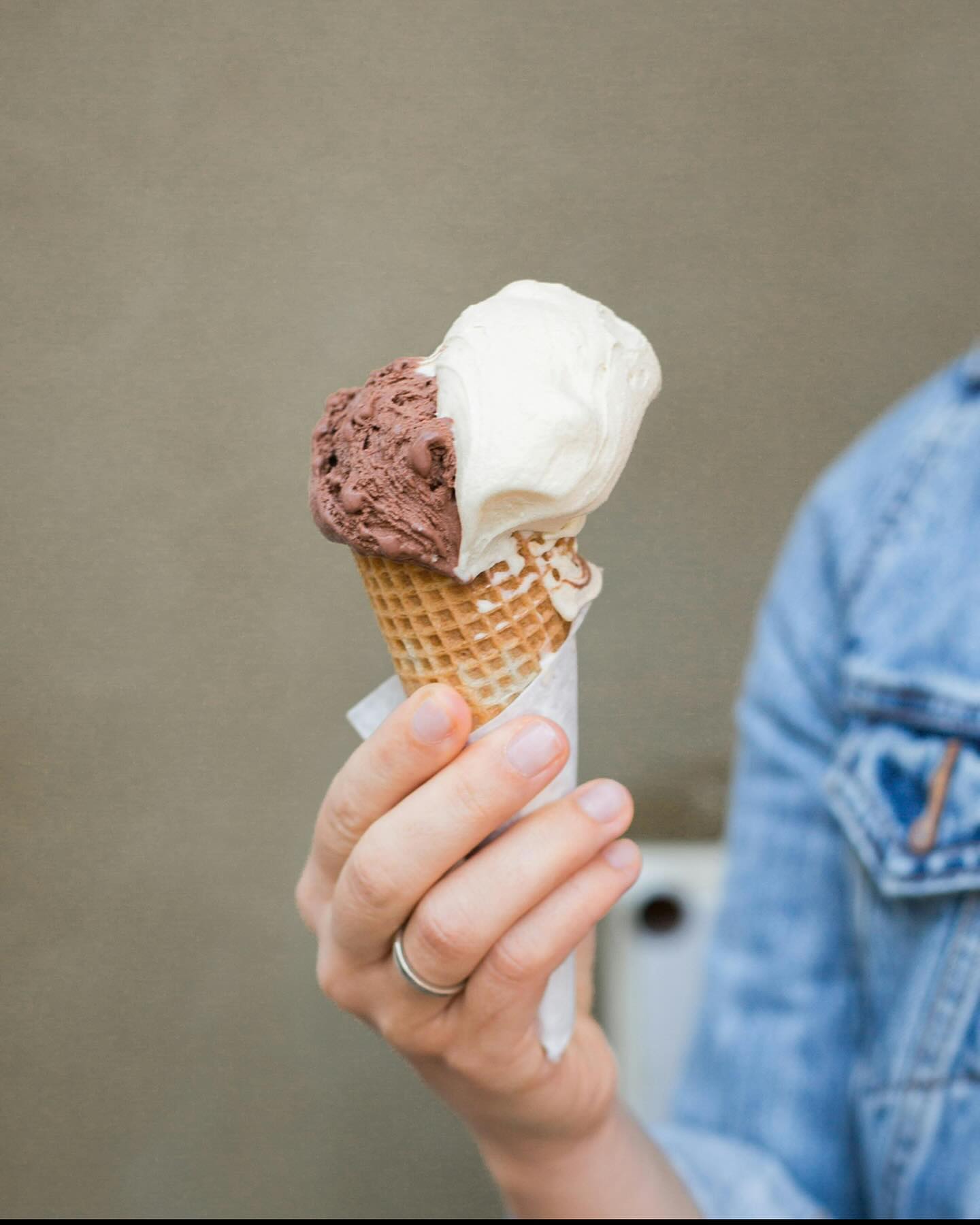 Chillin’ with two of our favourite flavours Vanilla Supreme and Chocolate Obsession! Nothing like a Daisy Ice Cream cone to brighten the day and any function 🌼🍦 #SweetTreats #DaisyIceCream
