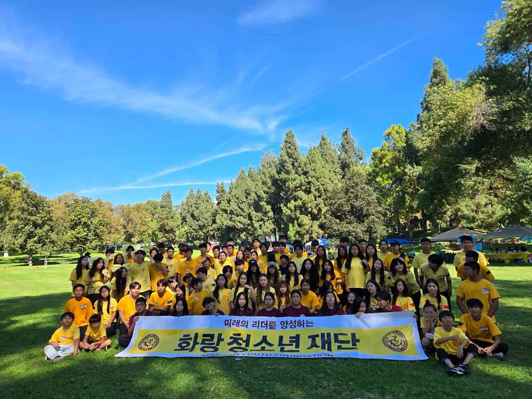 📣🎊Hwarang Day 2024🎊📣
October 10th is the date in which the California State Senate and House of Representatives have commemorated the activities Hwarang has been doing. Officers, members, and their families were all invited to have fun and bond with each other.
All the LA and OC chapters came with a fierce spirit - accompanied with creative chants and teamwork. The games included were 제기차기, Tug of War, Dodgeball, and Truth or False questions about Hwarang.
Congratulations to Blue Team for having the most points and winning! Hwarang Day 2024 was full of camaraderie and spirit! 🎊📣