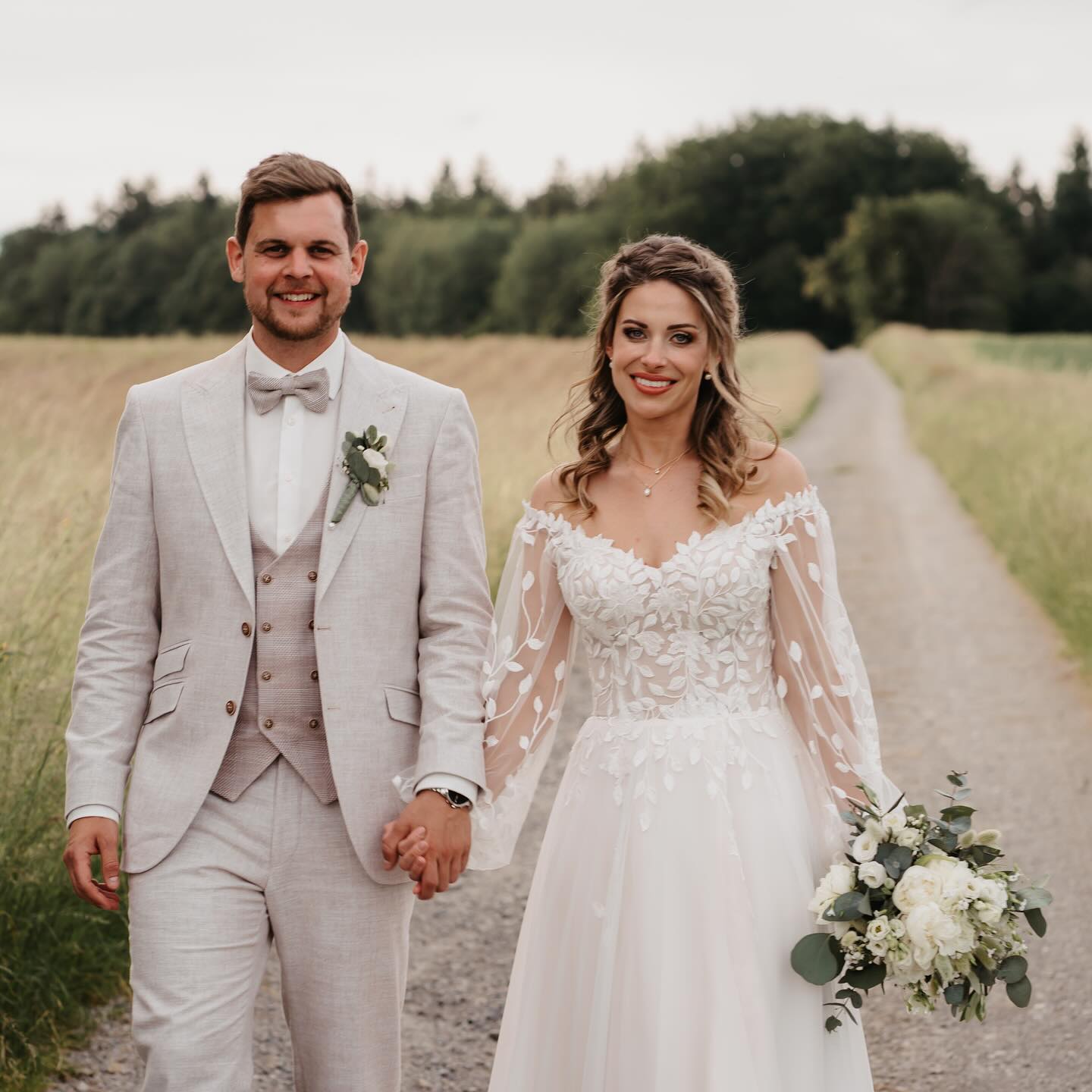 ❤️❤️❤️
H&M: @haircocaine & @ponys_hairlove
Kleid: @mainkleid.der.liebe.wegen
#fortina #wedding #summervibes #hochzeitsauto #brautpaarshooting #standesamtlichetrauung #freietrauung #aschaffenburg