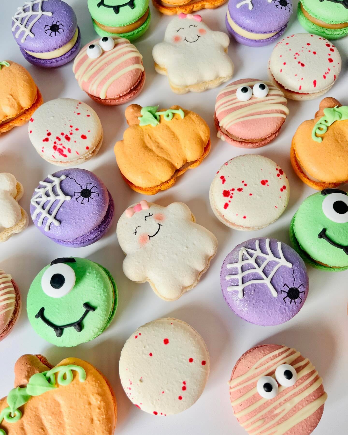 🎃Trick or treat!🎃
Halloween, dat betekent dat het tijd is voor gruwelijk lekkere macarons en cakesickles! 💀
Je kan kiezen uit een box met 12 themamacarons of een box met 4 cakesickles en 4 macarons in thema. Wat kies jij? Of neem je ze gewoon allebei? 🕷️
Kijk voor alle info op www.zozoet.be/halloween2024 of check mijn stories! Bestellen kan via de website 🐈⬛
#halloween #halloweenmacarons #halloweencakesickles #zozoet #zozoetmacarons #macarons #macaronlove #cakesickles #zozoetoostende #oostende #ikkoopinoostende #ikkooplokaal