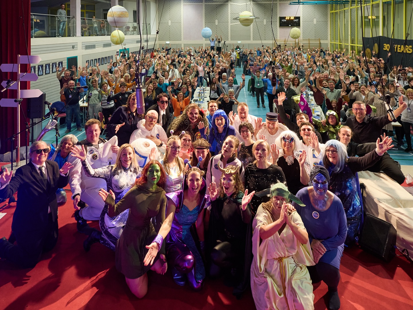 PiM-family 💜
30 Jahre People in Motion
Vielen Dank allen für diese beiden unglaublichen Jubiläumskonzertabende ✨
#bühnenselfie #chor #PiMfamily #liebezurmusik #30jahrejubiläum #heldenfingen