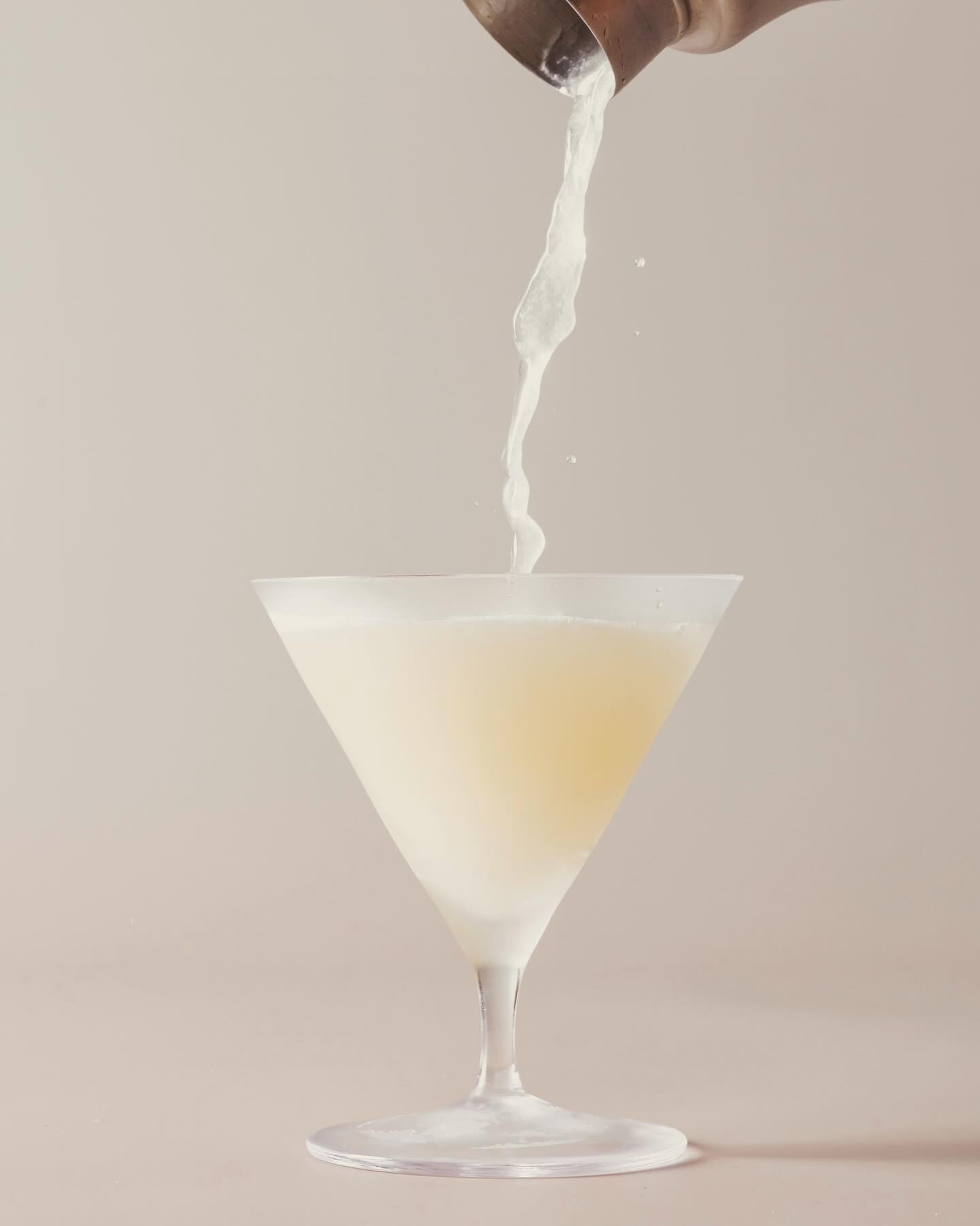 Introducing the
‘Calamansi + Jasmine,’ our margarita-style cocktail with a fresh twist.
Tequila meets the floral notes of Jasmine and Orange liqueur, while the zesty kick of Calamansi pairs with tangy Tea Kombucha and spicy Ginger brine. Finished with taste of sea salt and a blended sour touch, it’s a bold, refreshing take on the classic margarita
—delivered straight from the grocery to your glass.
Get ready for tonight and see you at @messengerservicebar, 3 FL of @baantrok