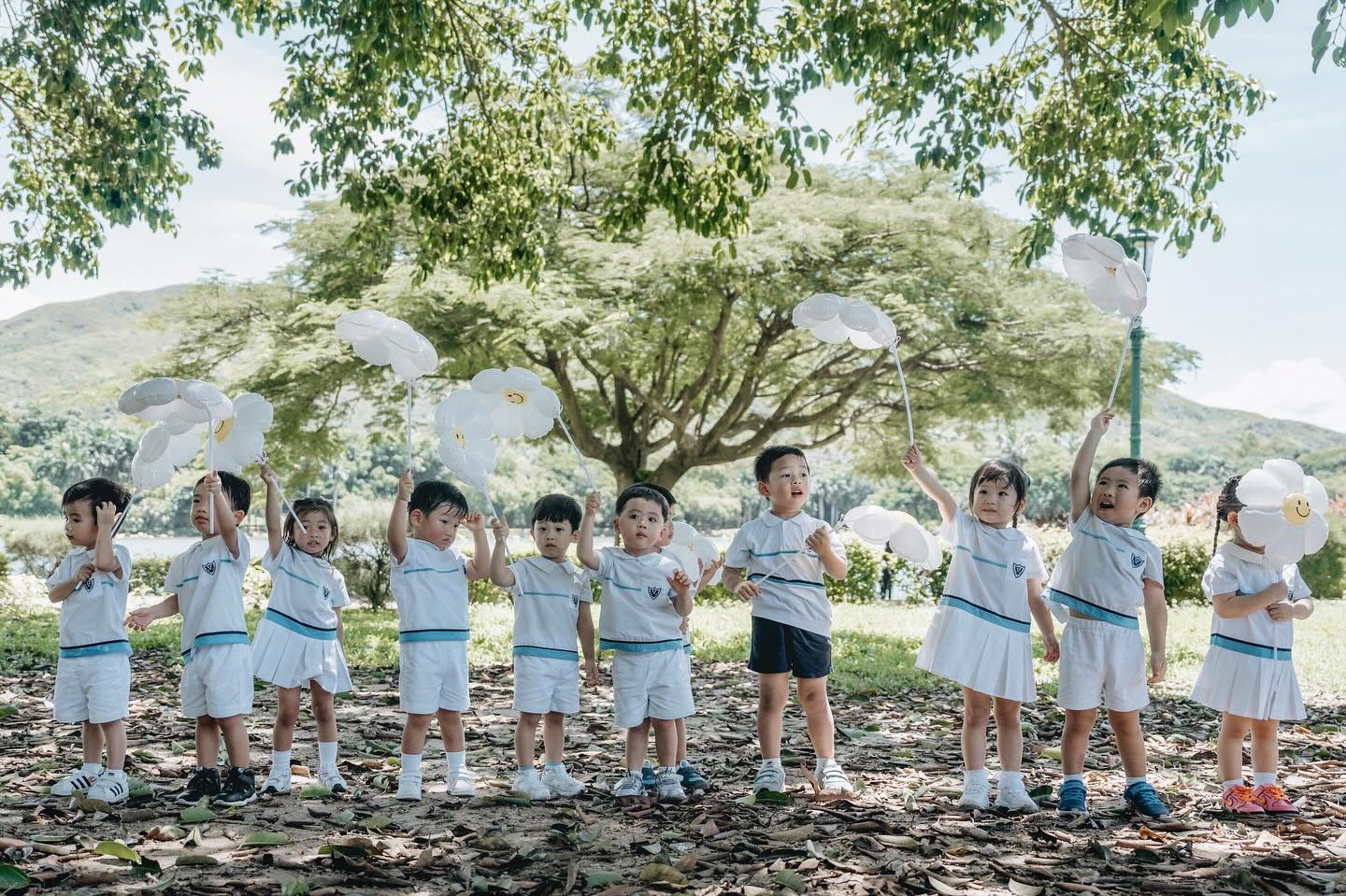 More pictures from Tyler’s PN graduation shoot 📷
This was my favourite scene - forest and kids w/ their sunflower balloons 🌻
I organised a few games for the kids and parents, and tug of war was a perfect finale game. Everyone gave it their all 💪🏼