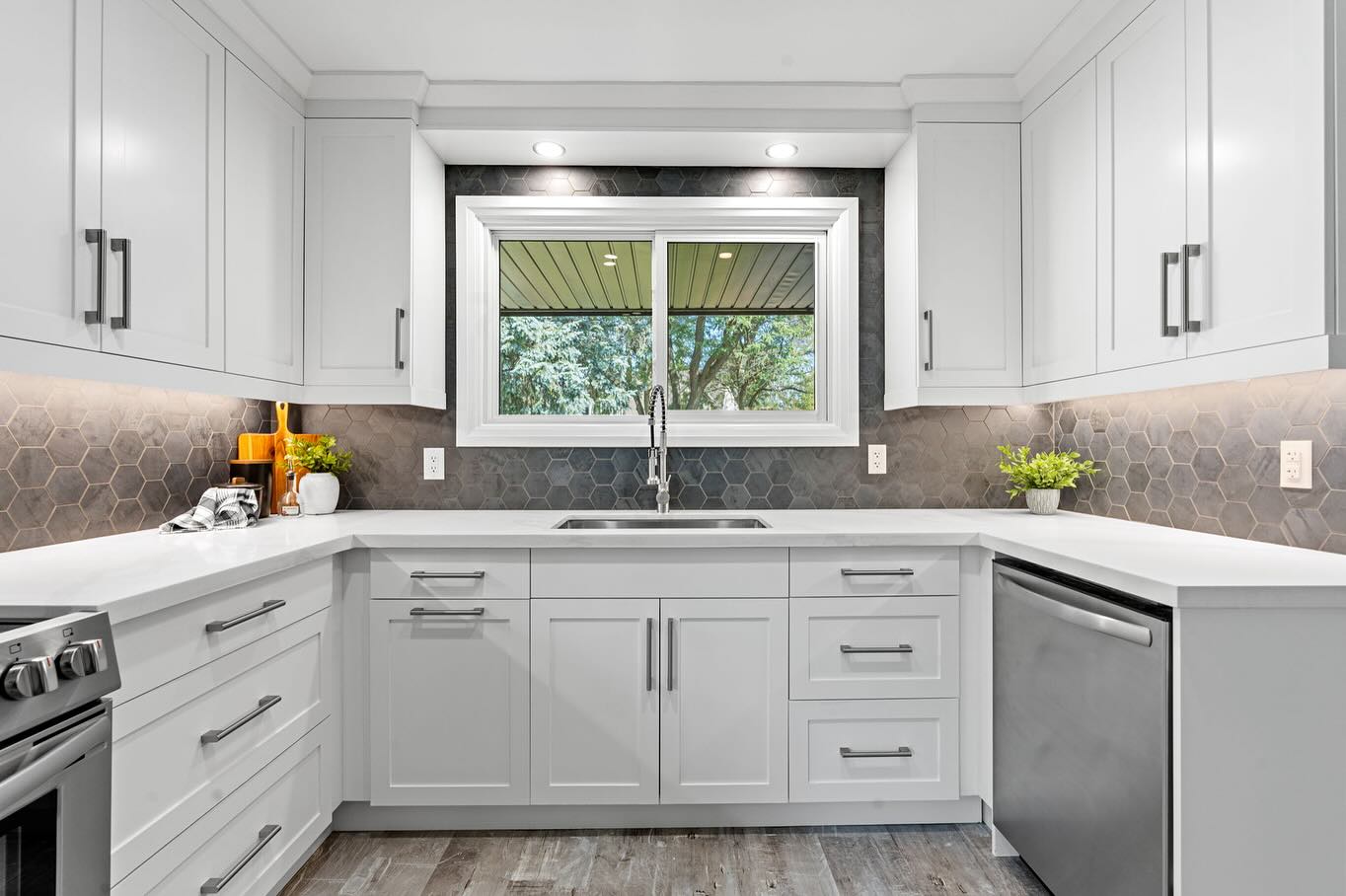 Creating a space that’s as functional as it is beautiful!
.
.
.
Cabinets supplied by: @hawks.custom.cabinetry
#kitchen #kitchendesign #kitchensofinstagram #whiteinteriors #quartz #quartzcountertops #blackbacksplash #customkitchen #millworkdesign