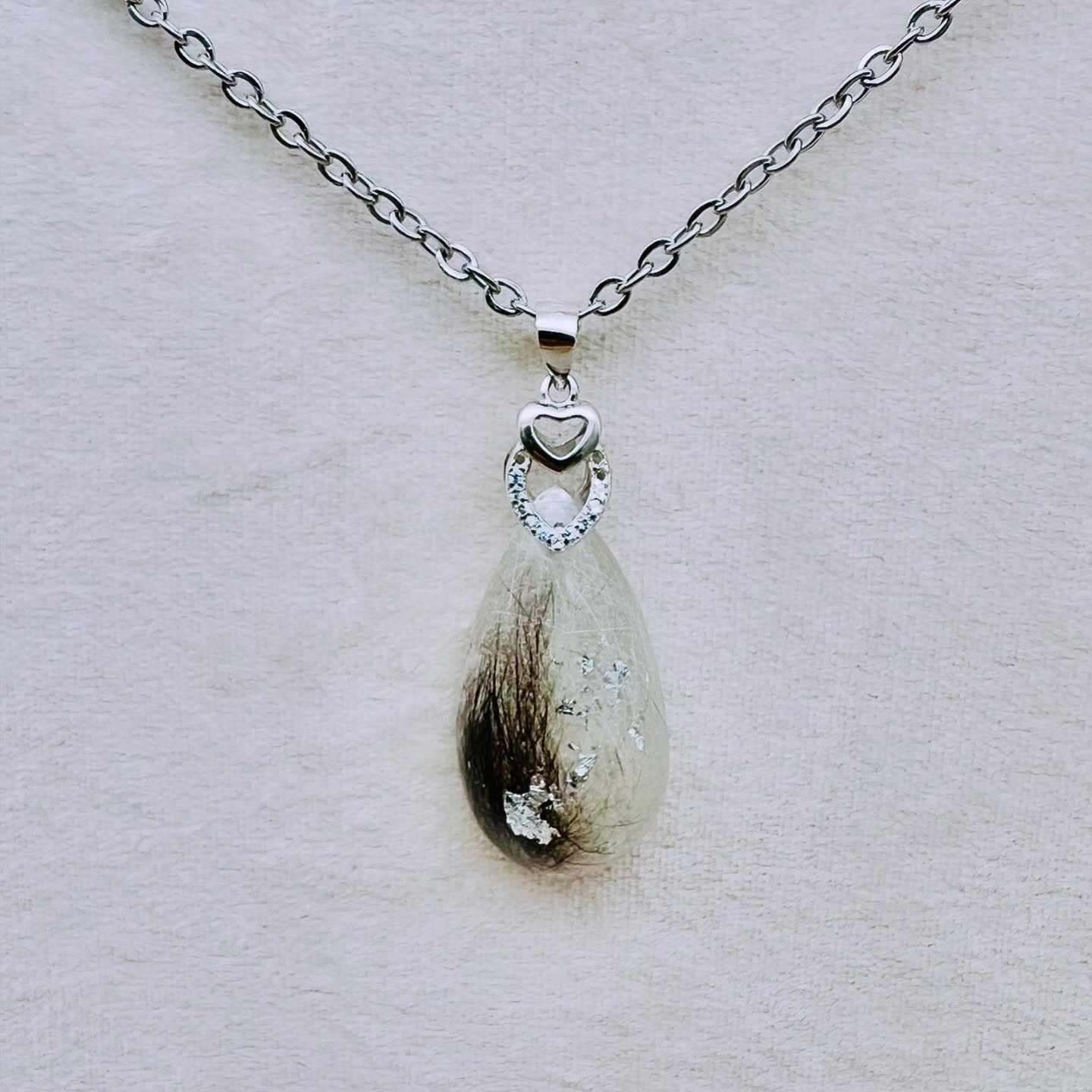 🧡✨Goûte de cœur ✨🧡
Ce pendentif unique et personnalisé en forme de goutte est bien plus qu’un bijou ; il incarne le lien précieux entre vous et votre compagnon à quatre pattes ou votre cheval. Fabriqué en résine époxy, il renferme une mèche de poils ou crins soigneusement incorporée, un souvenir tangible de votre animal bien-aimé. Monté sur une bélière en argent en forme de cœur, ce bijou est conçu pour symboliser la connexion et l’amour éternel qui vous unissent. Fin et élégant, le pendentif Goûte de couer est le cadeau parfait pour porter avec vous un peu de leur présence, chaque jour. 🧡✨🧡
✨🧡✨🧡✨🧡✨
#animauxdecompagnie #amoureuxdesanimaux #vieaveclesanimaux #amisàquatrepatte #animauxdomestiques
#animaux #animauxapoils
#bijouxfuneraire #bijoux #resineepoxy #bijouxresine #chien #chat #cheval
