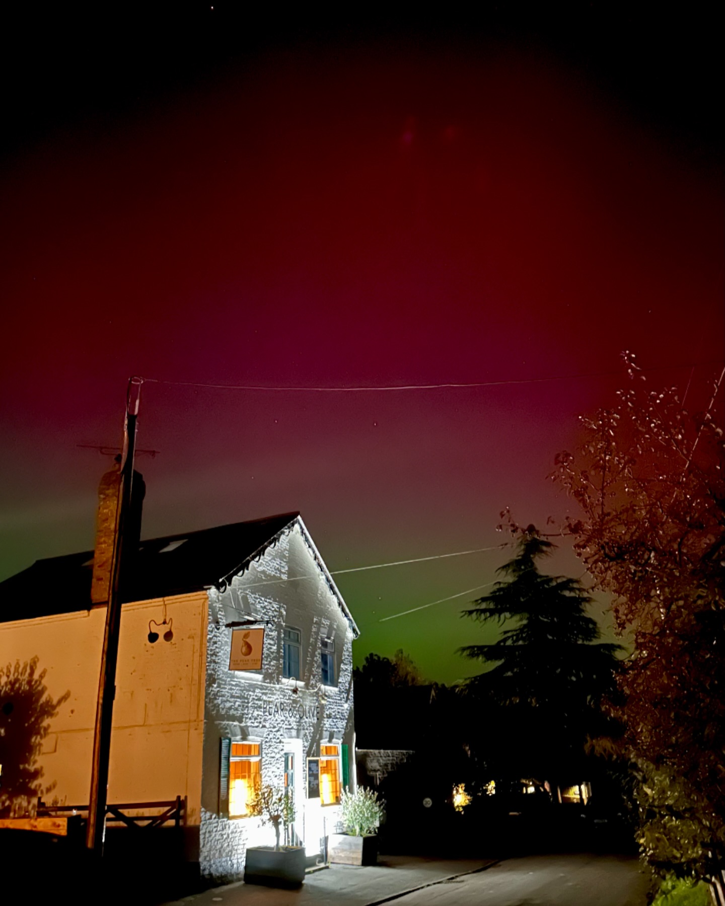 We were fortunate enough to see the northern lights last week in Hildersham 🤩 did you see them too?
#pearandolive #hildersham #cambridge #smallbussiness #restaurant #northenlights