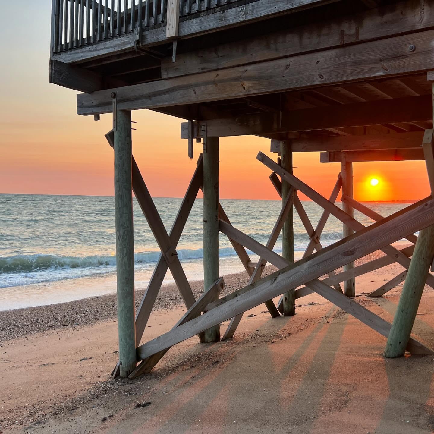 Fall beach sunsets 🍂 🌅
.
.
.
#matunuck #beach #rhodeisland #fall #ocean #sunset