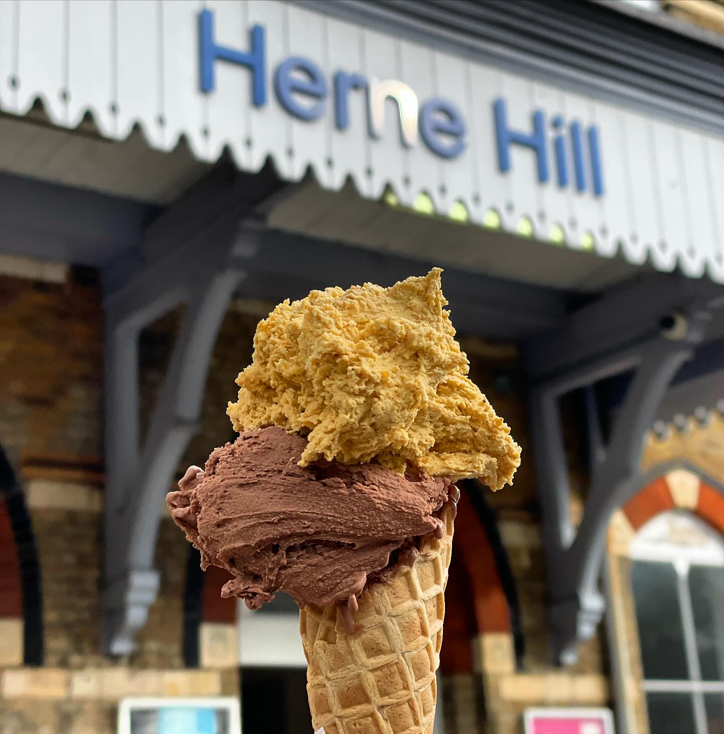 Pumpkin pie & chocolate smoked salt gelato in a waffle cone 🍦
Today's flavours:
- PUMPKIN PIE 🥧 = lightly spiced pumpkin gelato
- BIRTHDAY CAKE 🎂
- chocolate smoked salt
- pistachio
- malted dulce de leche
- yoghurt & homemade blackberry ripple
- Jersey milk
- dark chocolate single origin Ecuador
- Alphonso mango
- pear
#londonicecream #hernehill #brockwellpark #SW2 #SE24 #stationsquare