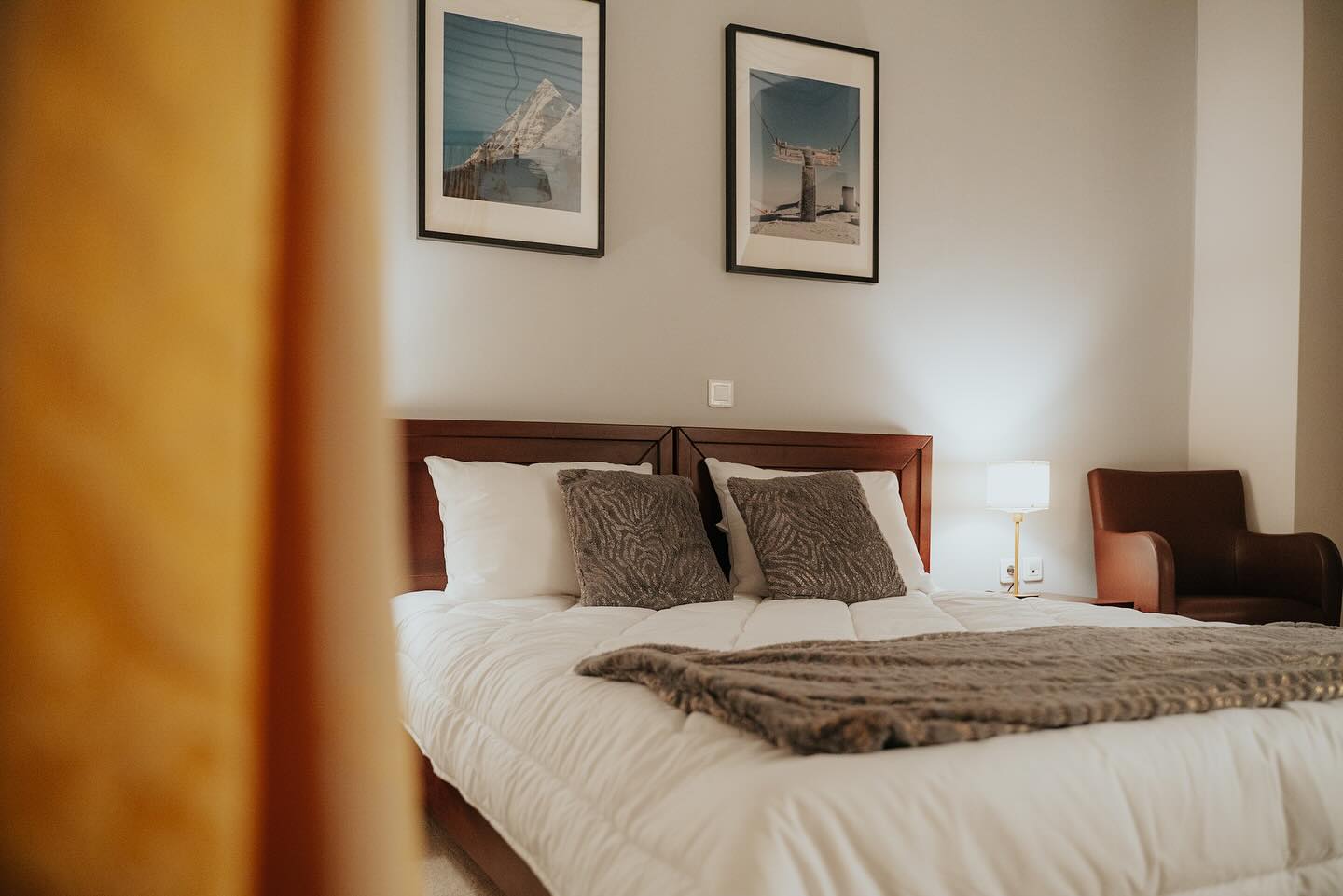 Welcome to 1909 GUESTHOUSE! A unique room with breathtaking views, nestled in the heart of Helmos-Vouraikos Geopark. Here, tradition meets comfort, offering moments of relaxation in a historic building constructed in 1909. Are you ready to experience it? 🌿 #1909Guesthouse #Kalavrita #MountainRetreat #Helmos #AuthenticLiving