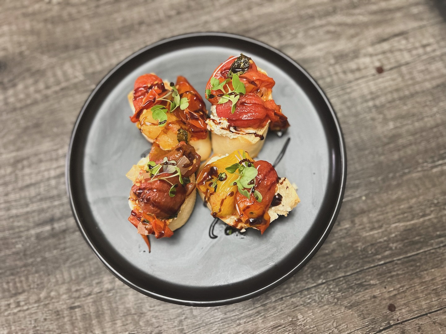 Roasted tomato & garlic confit on a caramelized onion and herb crostini.
#chefcoursing #privatechef