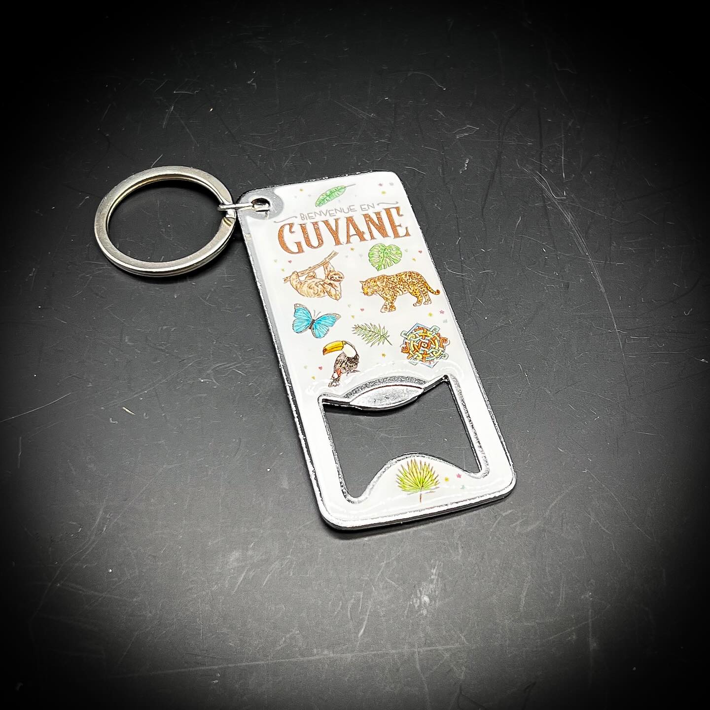 🔑🍻 **Nouveauté Étonnante chez Label Guyane : Nos Porte-Clés Décapsuleurs !** 🍻🔑
Nous sommes très heureux de vous présenter notre dernière création : des porte-clés décapsuleurs, alliant praticité et style, tout en célébrant la beauté de notre belle Guyane ! 🇬🇫🌴
- Pratique et Fun : Ne soyez jamais à court d’un décapsuleur au moment crucial ! Parfait pour vos barbecues, pique-niques ou soirées entre amis.
📸 Partagez vos moments festifs avec vos nouveaux porte-clés décapsuleurs et taguez-nous ! Nous voulons voir vos plus belles photos en action.
À très bientôt chez Label Guyane ! 💚
.
.
Venez découvrir le reste de la gamme sur le site www.labelguyaneshop.com
.
.
#guyane #guyanefrancaise #bois #objetunique #tendance #produitsartisanaux #artisanat #drapeauguyane #entrepriselocale #yana #cadeau #cayenne #kourou #labelguyane #labelguyaneshop