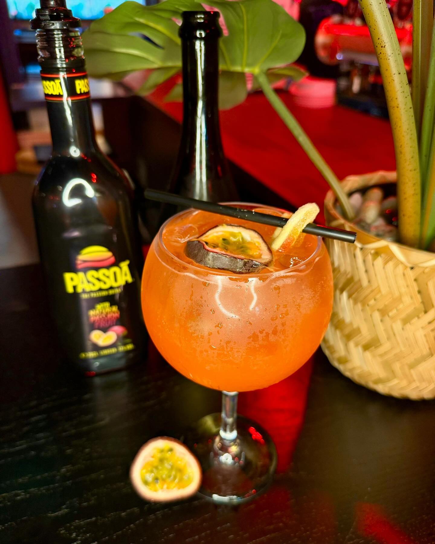 Le Passionata est un cocktail apéritif exotique et vibrant, qui séduit les amateurs de saveurs fruitées. Inspiré de l’Aperol Spritz, il met en avant le fruit de la passion pour une touche tropicale et légèrement acidulée. Parfait pour l’été ou pour donner une touche ensoleillée à toute occasion, il combine le pétillant et la fraîcheur du Spritz avec la douceur intense du fruit de la passion🍹