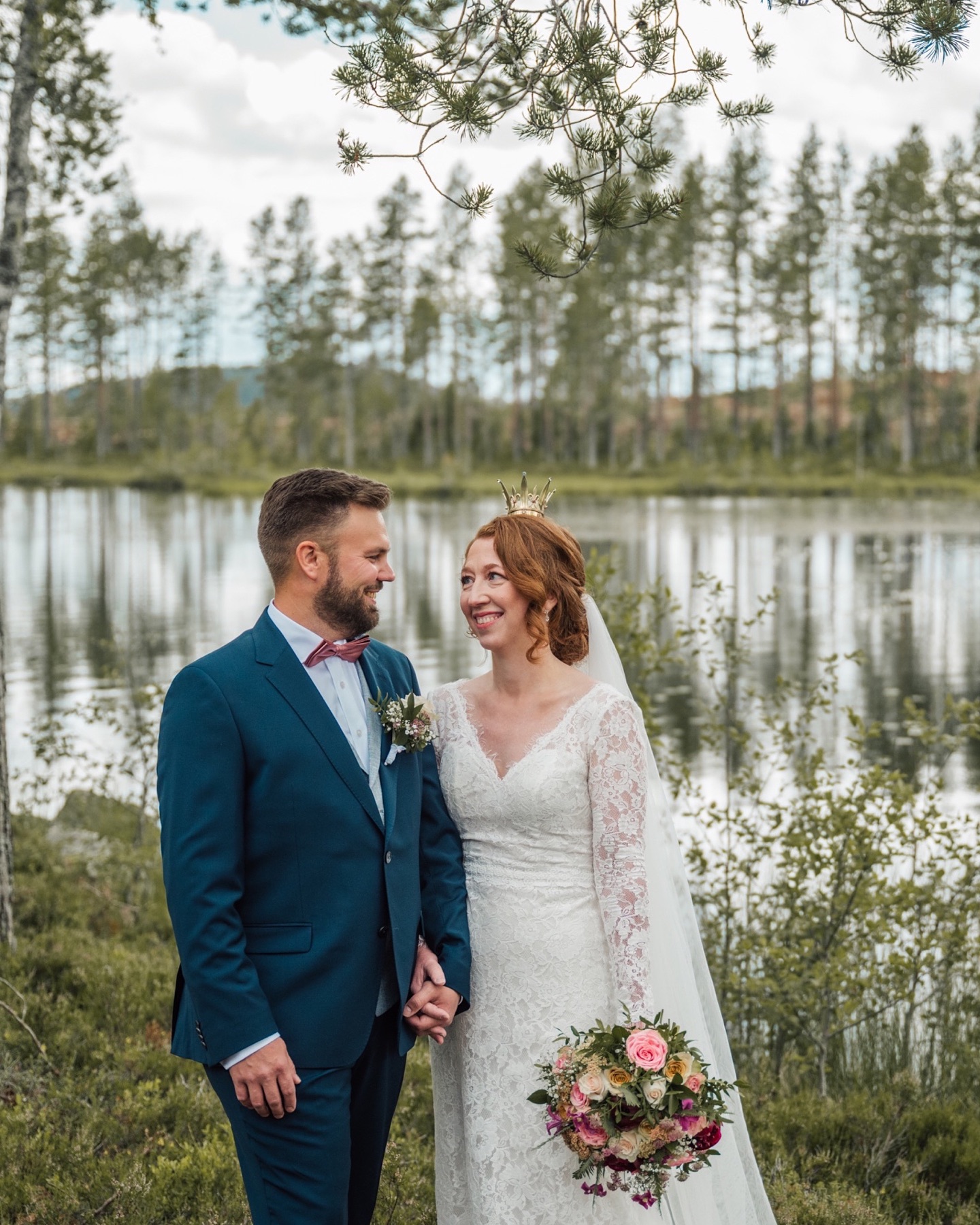 Tidigare i år fick jag fotografera ett sommarbröllop i min gamla hemby Indal. Det är nåt speciellt med att få föreviga kärlek i skogarna som man lekte i som barn och att man nu för första gången fick uppleva ett bröllop i kyrkan som man varit i så många gånger under skolavslutningar, konfirmationer och begravningar ❤️ Klänning: @helenagranbydesign @lyckligastorgatan Hår: @salonganak #bröllopsfotograf #bröllopsfotografsundsvall #fotografsundsvall #sundsvall #indal #indalsleden