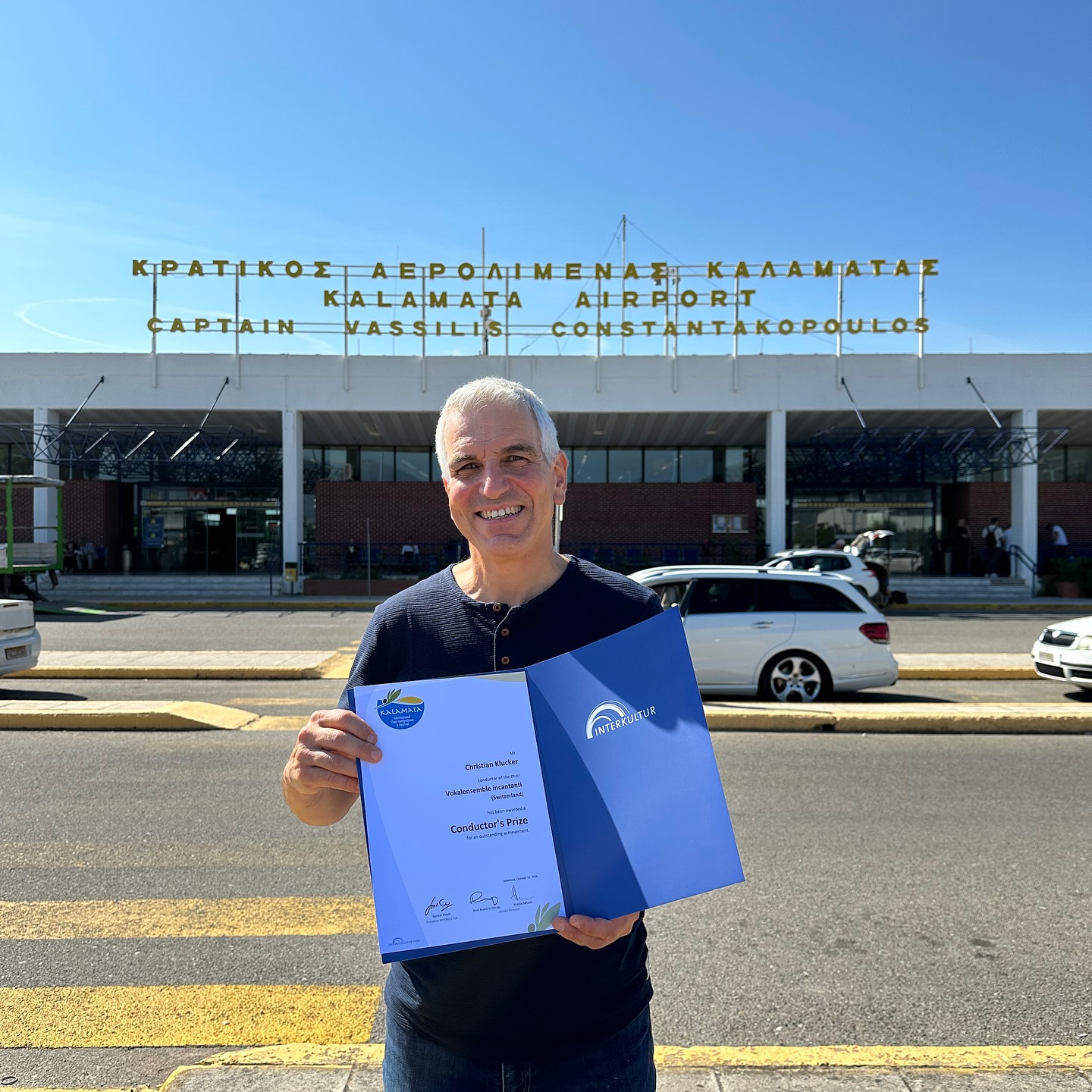 Erschöpft, aber voller Freude, sind wir gestern mit vier Diplomen aus Kalamata heimgekehrt. Drei davon sind Golddiplome, und als besonderes Highlight hat unser Chorleiter Christian Klucker den Chorleiterpreis erhalten!🏅Dieses Diplom zeichnet seine herausragende Leistung aus und macht uns natürlich besonders stolz! 😊