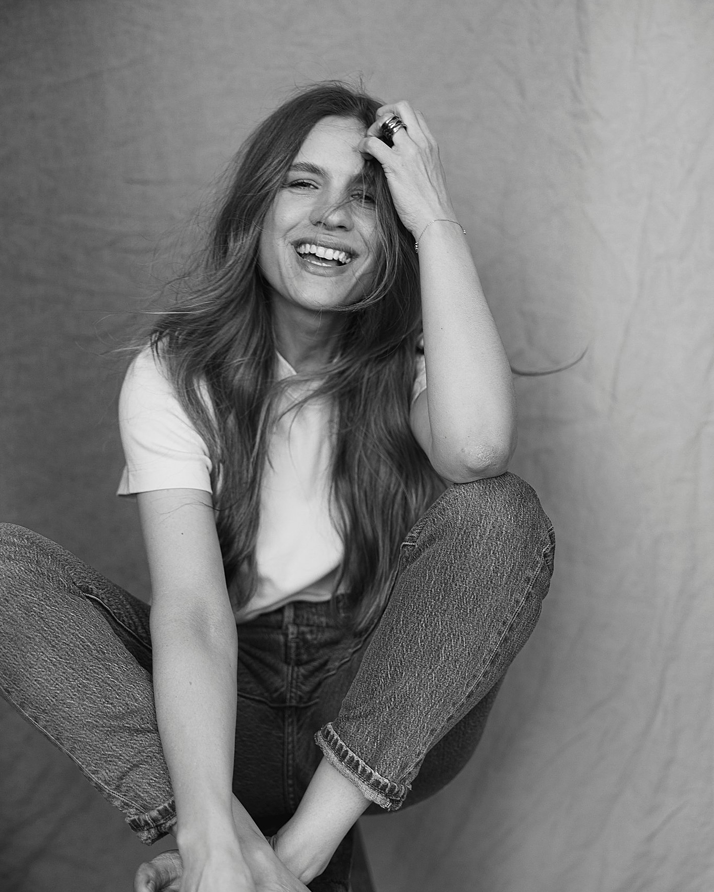 37 ✨
Während ich hier gerade am ruhigen Wasser sitze, kommen mir viele Gedanken zu diesem Geburtstag. Was dieses letzte Jahr gebracht hat, war gleichzeitig herausfordernd, tief und manchmal auch vom Gefühl her wie, als würde sich alles neu zu ordnen. Innen und Außen. In den letzten Monaten gab es einige Momente, die so besonders waren und die mein Herz berührt haben und mich bestärkt haben, mehr denn je dem zu folgen, wofür ich wirklich stehe und was mir wichtig ist.
Dafür bin ich super dankbar. Und es fühlt sich gut an, es zu teilen. ❤️
Danke an euch alle von ganzem Herzen- ich freue mich über eure immer so lieben Nachrichten, euren Support und den Austausch hier! Genauso wie meine tollen und wunderbaren Kundinnen - online und offline. Auch nach 6 Jahren ist es immer wieder besonders, einen individuellen (Beauty)-Weg begleiten zu dürfen.❤️ #beautyinsideout
Egal was das neue Jahr bringt, I‘m Ready. 🫶🏻☺️❤️
Lisa
Danke @zaucke für diese Bilder und dein besonderes Gespür❤️