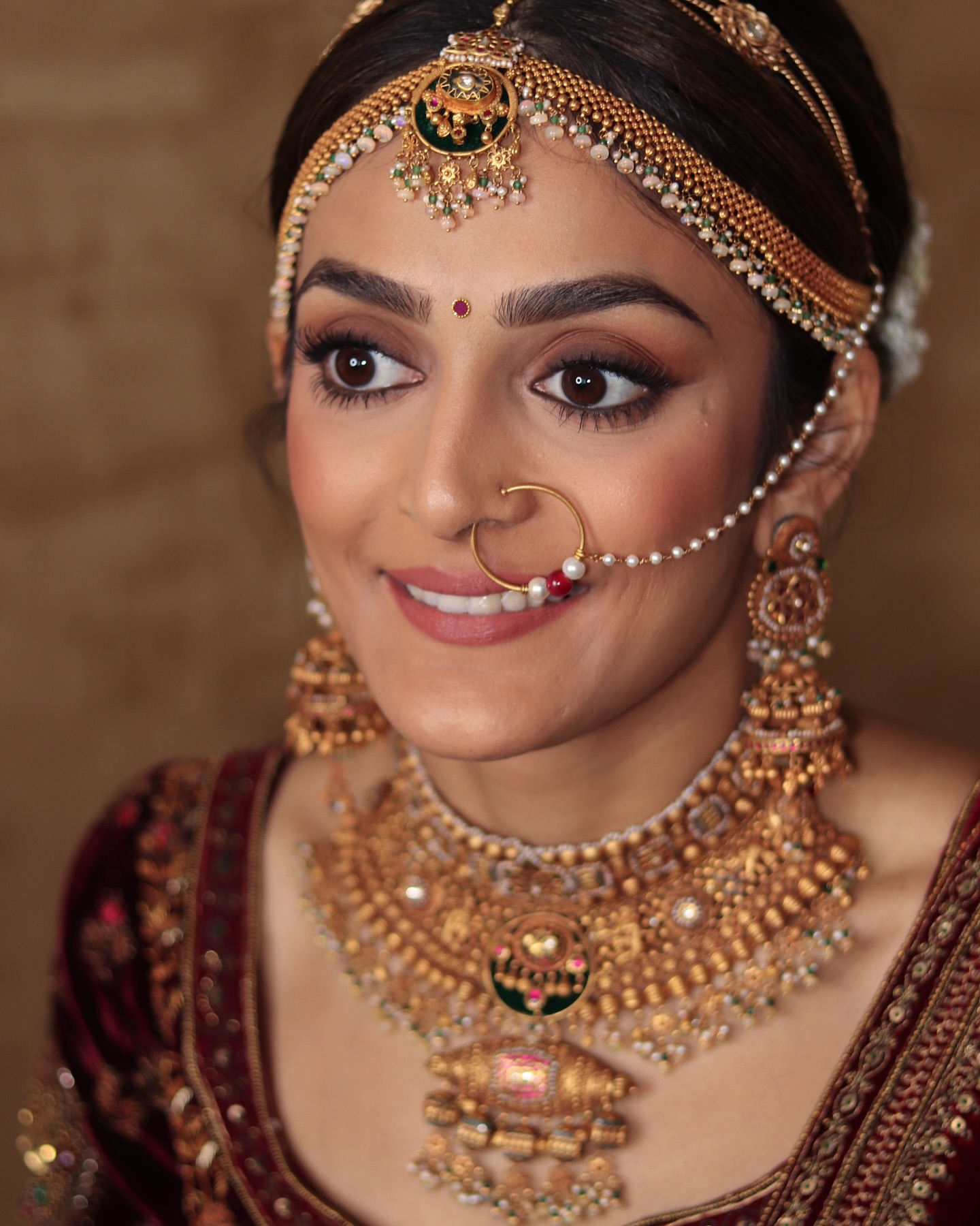 Bridal hair, makeup & dressing for Shivani’s Hindu Ceremony. ❤️✨
Shivani was an absolute dream to work with. She booked me all day to create two contrasting looks for both her Indian Ceremony and her Reception, so keep a look out as I will be sharing lots more from this amazing day.💫
We decided to keep the skin slightly dewy, the lips subtle, and the eyes matte in warm rusty browns to complement the outfit. I created a low twisted bun which was sturdy enough to hold the weight of the dupatta, and it was styled in such a way that I was able to create a second look with her hair down later on in the day.
There’s a few things to consider when you are wanting more than one look on your wedding day, but as an experienced hair and makeup artist I will always offer advice whilst taking your requirements into consideration.
If you are interested in my Bridal Hair & Makeup services, please click on the link in my bio or email kerrybaines@me.com with all of the relevant details.
Hair, makeup & outfit setting by me @kerry_hairandmakeupartist
Outfit: @marwarcouture
Jewellery: @kalamandirjewellers
Mehndi: @hennabyhemmy
Venue: @dbpoloclub
www.kerrybaines.com
#asianbridalmakeup #indianbridalmakeup #asianbridalmua #westmidlandsmua #birminghammua #solihullmua #grwm #makeuptutorial #hairstylistbirmingham #birminghamhairandmakeupartist #ukmua #destinationmua #destinationhmua